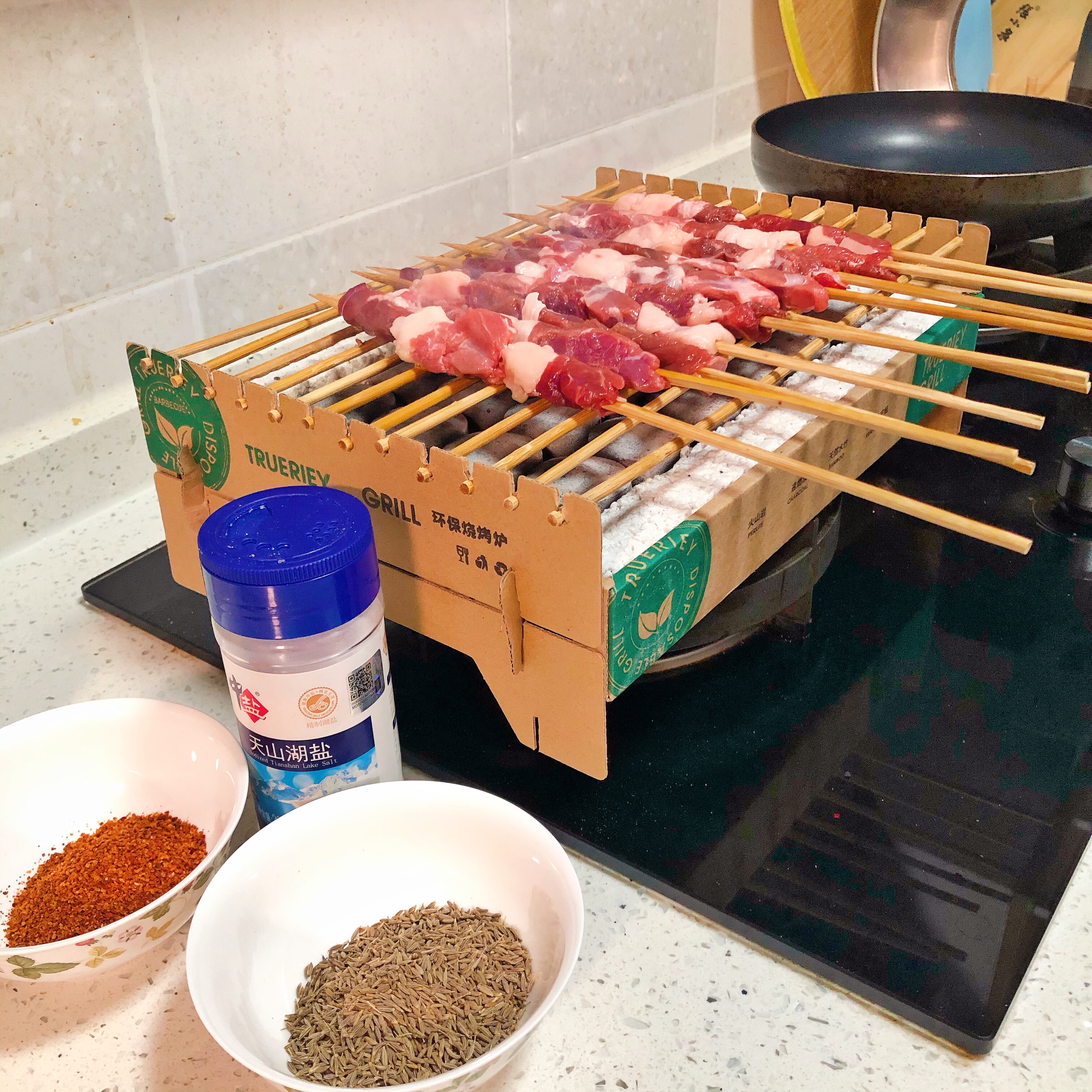 超简单的碳烤羊肉串（家庭厨房简易版烧烤）的做法 步骤7