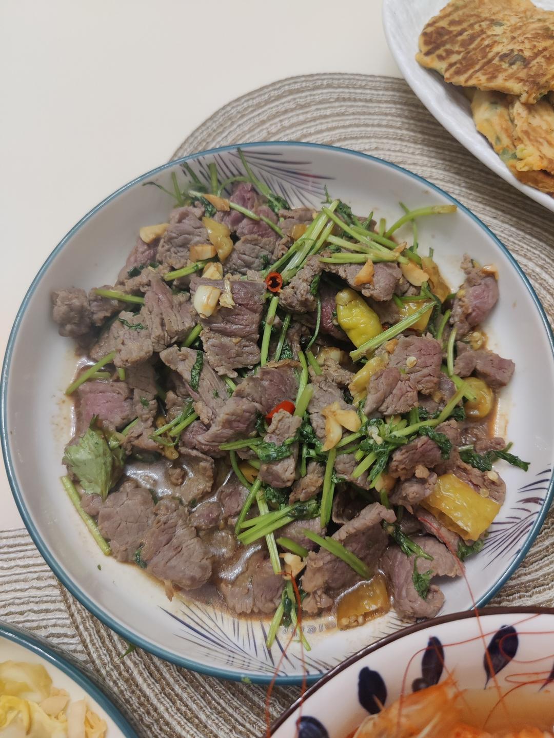 香菜炒牛肉，香辣下饭，爱吃香菜的朋友看过来，拌饭绝了