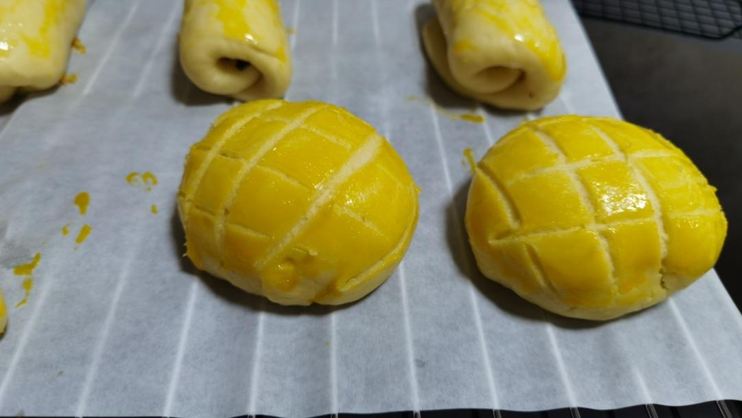 好吃到炸裂的港式菠萝包（附带制作酥皮的小视频）