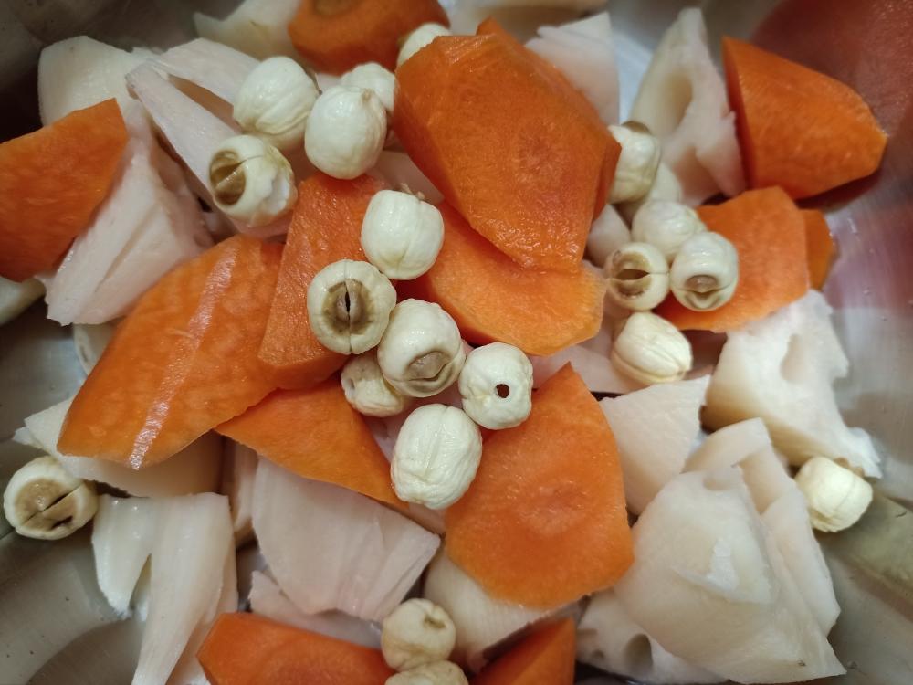 胡萝卜莲藕莲子汤