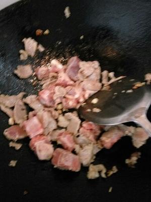 黄花菜烧咸肉排骨的做法 步骤4