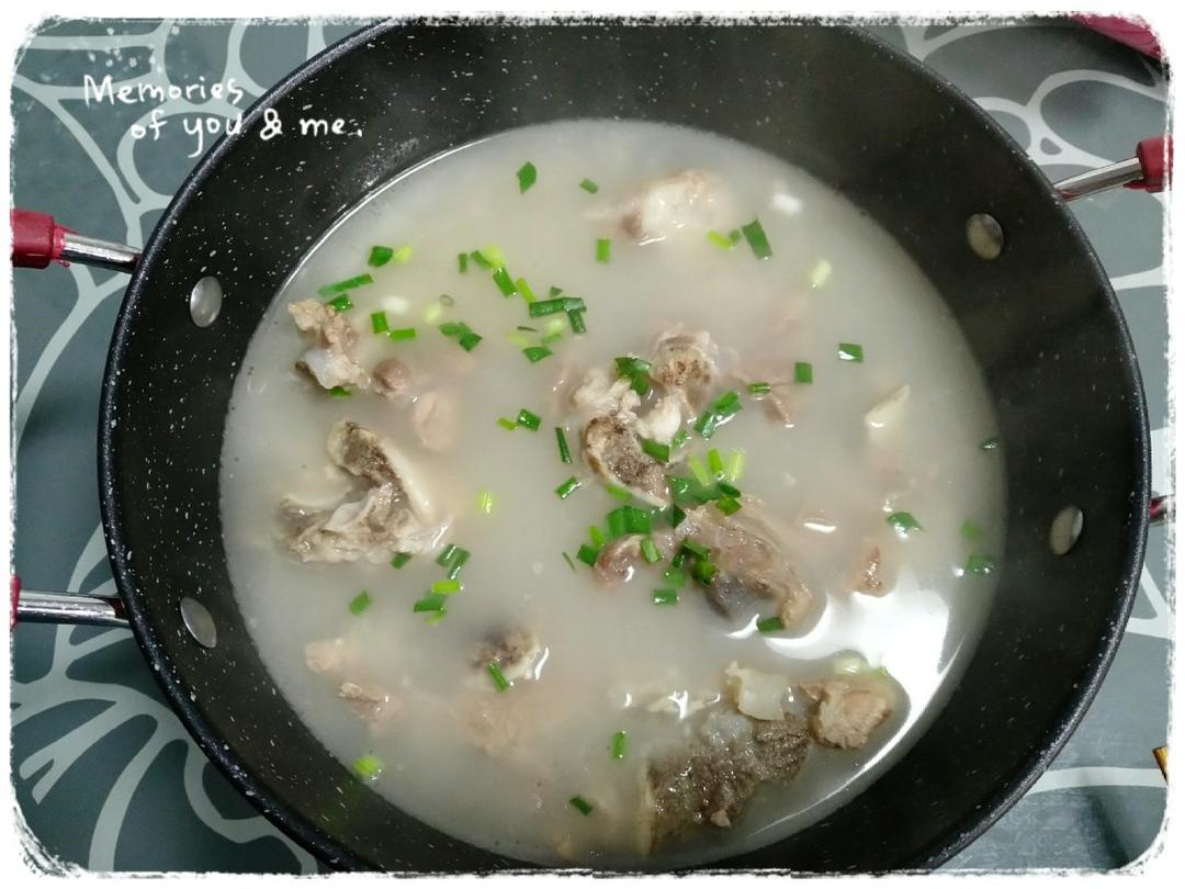 最单纯的大骨头汤