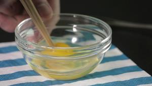彩色耳丝 | 爸爸厨房 VOL . 135 木耳 鸡蛋 西红柿 橄榄油 盐的做法 步骤4