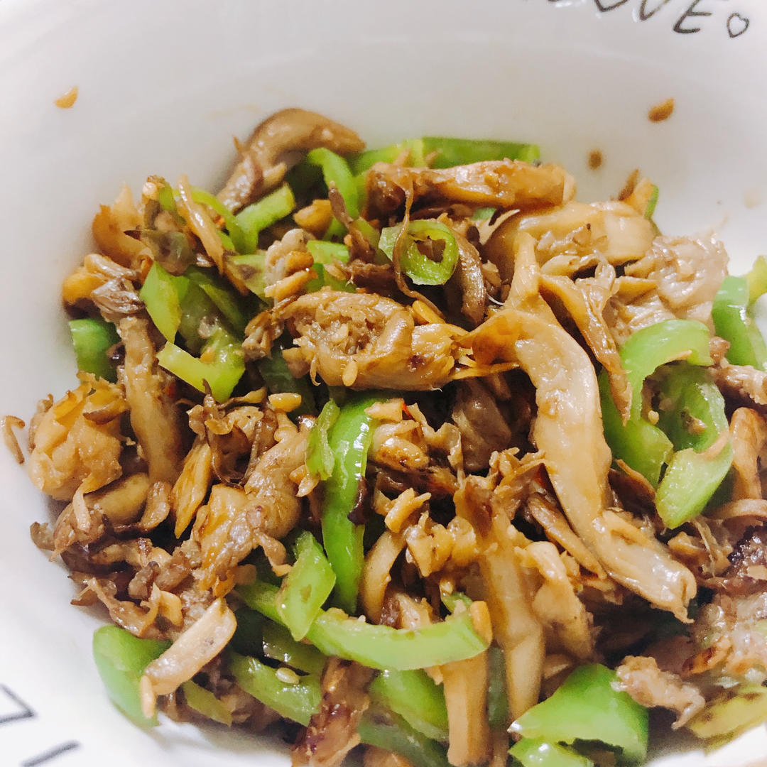 三块钱晚餐，清淡快手菜，青椒炒平菇/鲜蘑