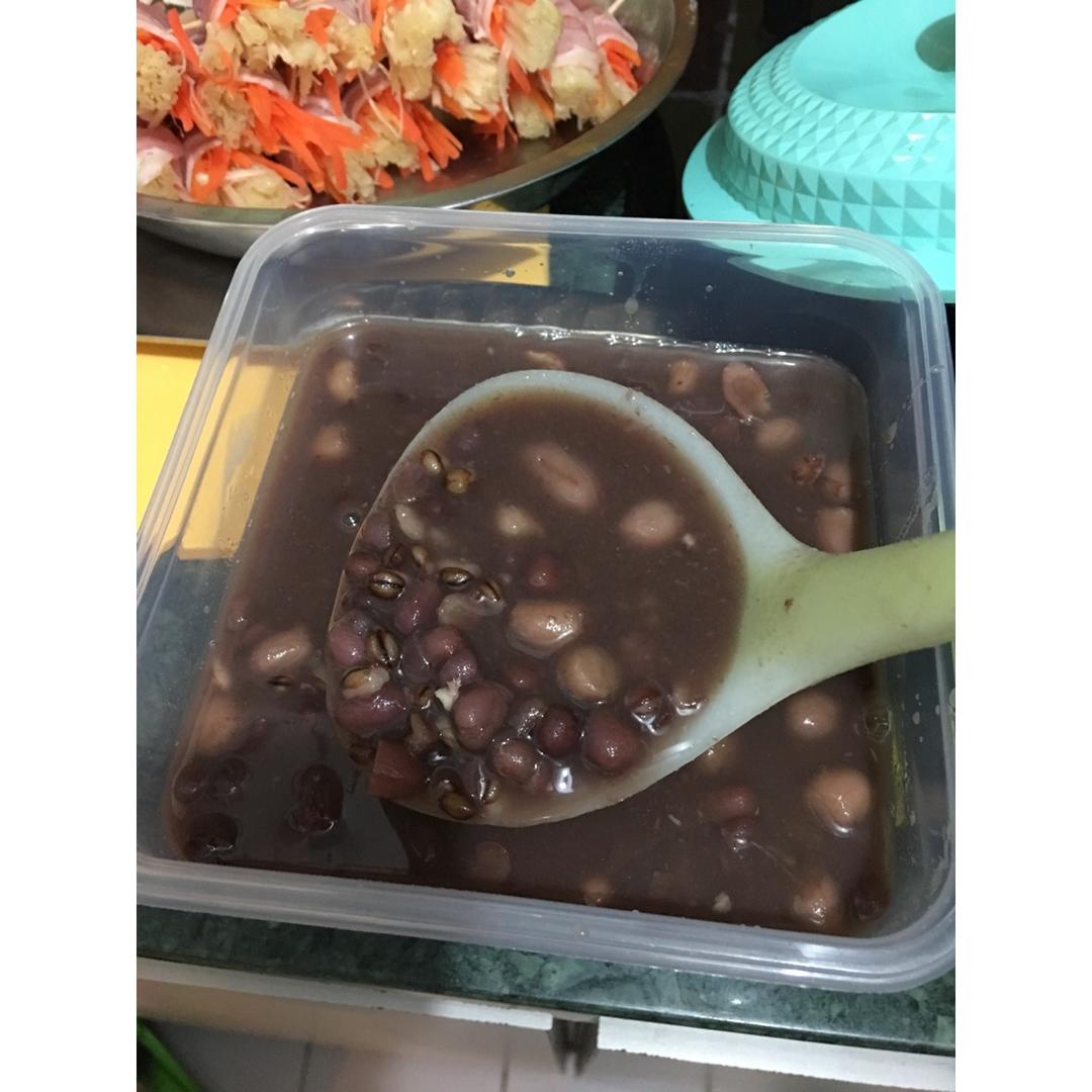 红豆薏米粥 (Red Bean and Pearl Barley Congee)