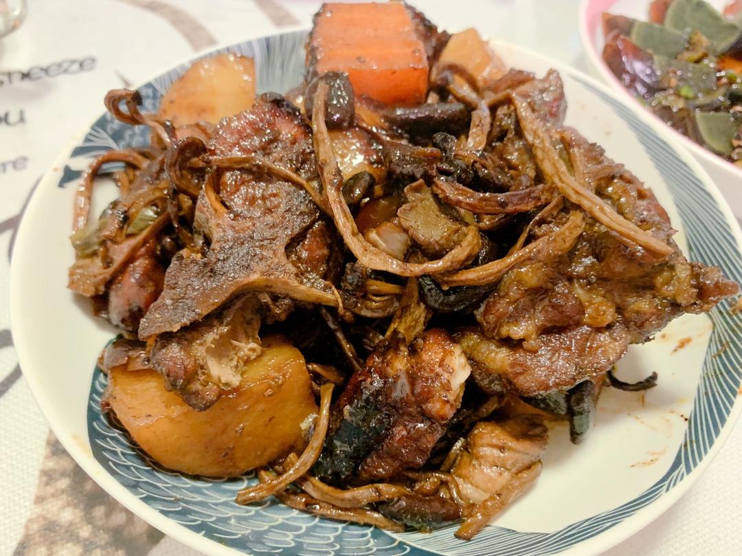 红烧排骨茶树菇土豆