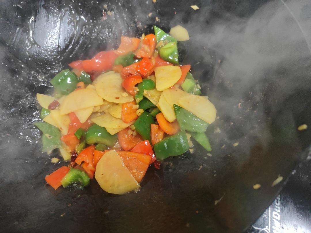 青紅椒炒土豆片的做法 步驟6