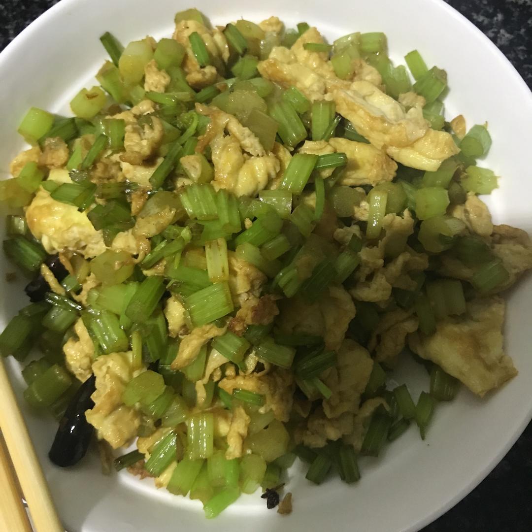 芹菜炒鸡蛋