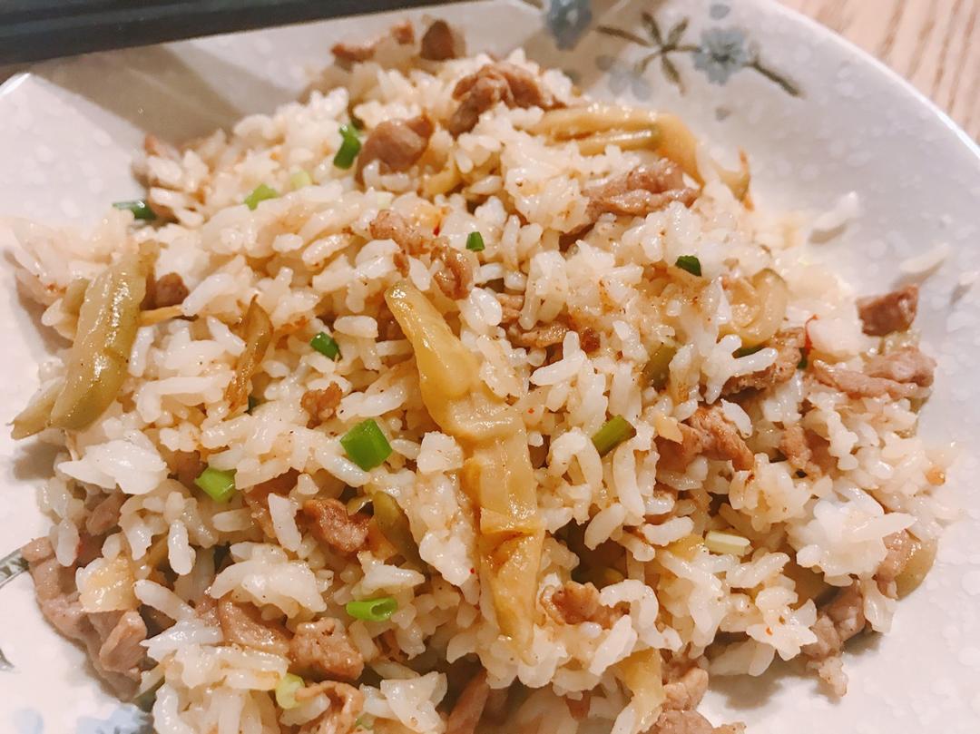 shasha芋头做的榨菜肉丝炒饭