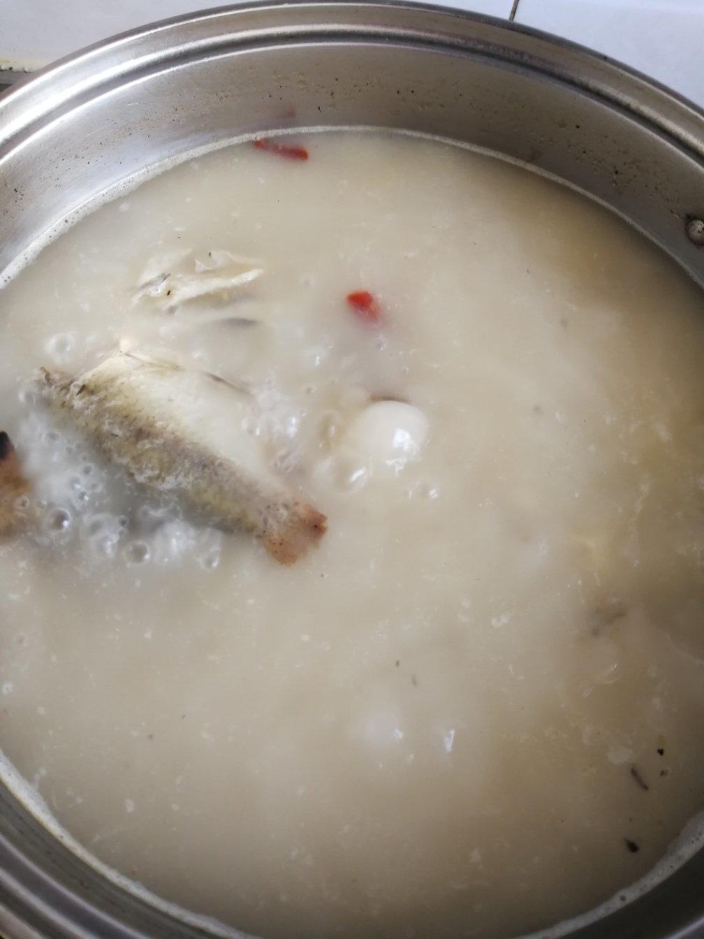 清炖鲫鱼汤 三个关键步骤让你轻松炖出汤浓味鲜色白似奶的鲫鱼汤
