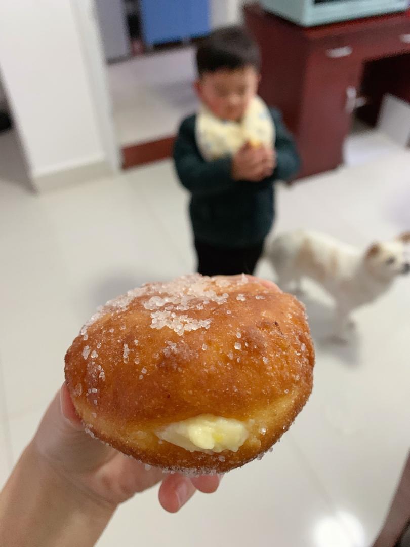 好吃到哭泣的甜甜圈VANILLA CREAM-FILLED DOUGHNUTS