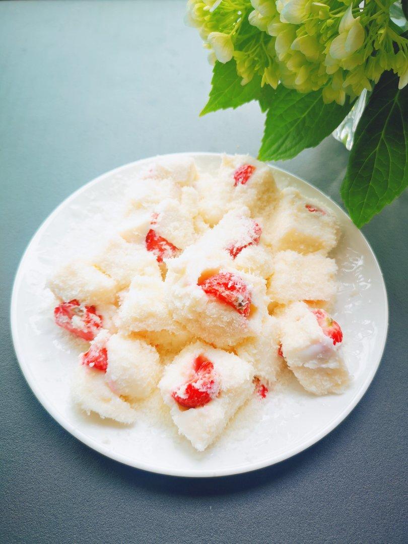 不用烤箱的小甜品 牛奶草莓小方（踏雪寻莓）