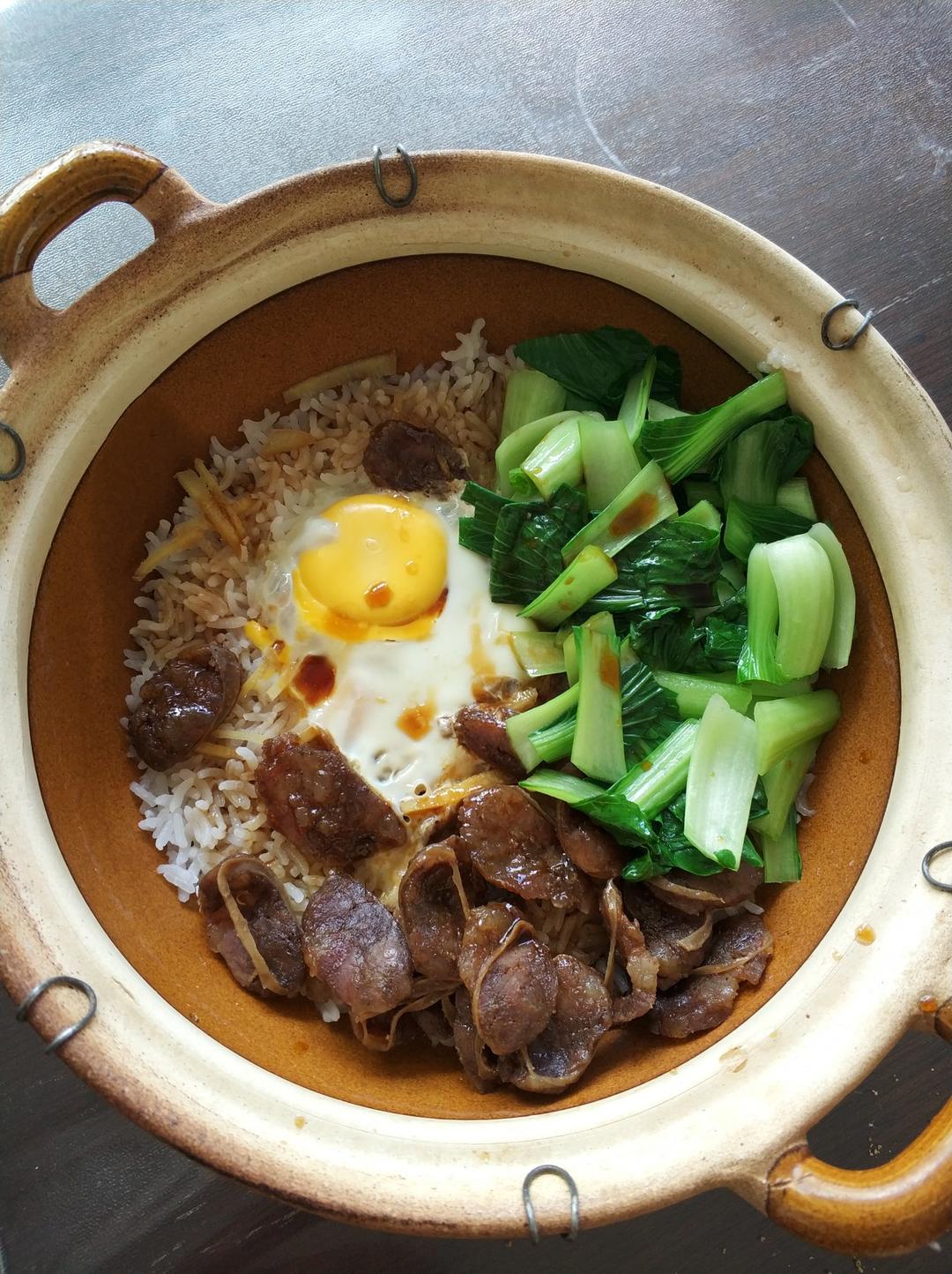 广式腊味煲仔饭