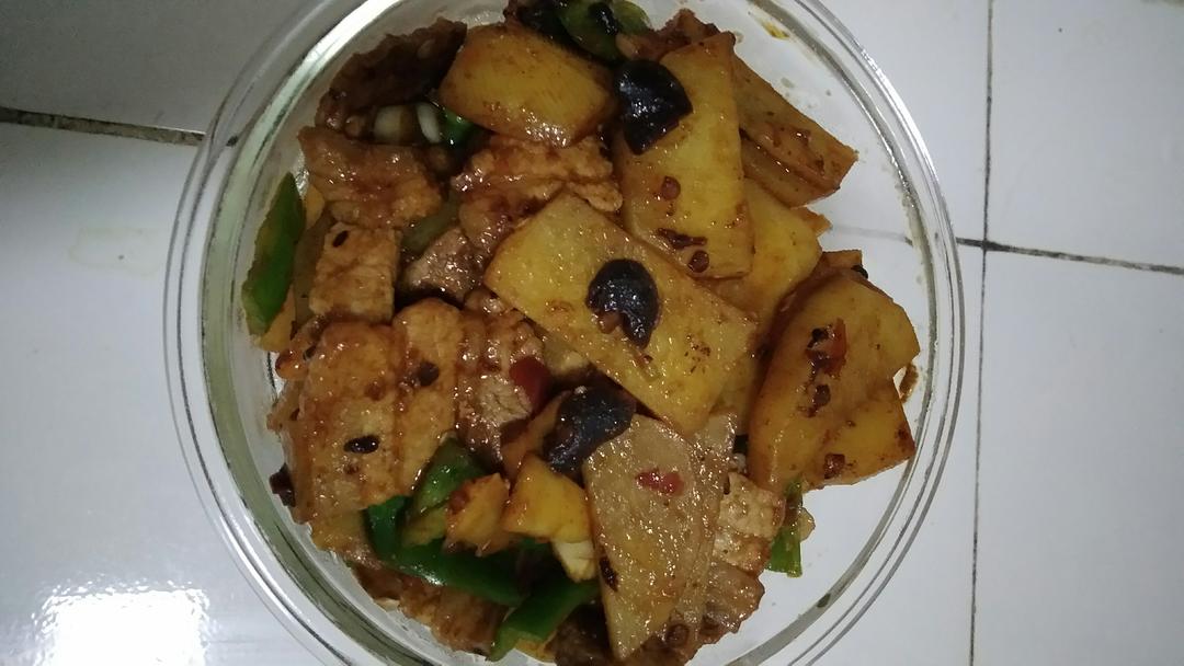五花肉干煸土豆片
