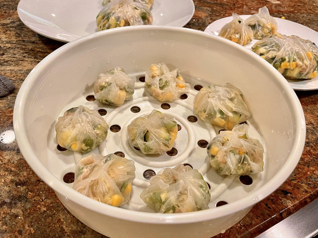 低脂低卡一口一个西葫芦鸡蛋素蒸包