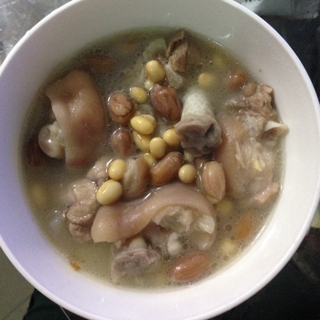 黄豆花生猪脚汤