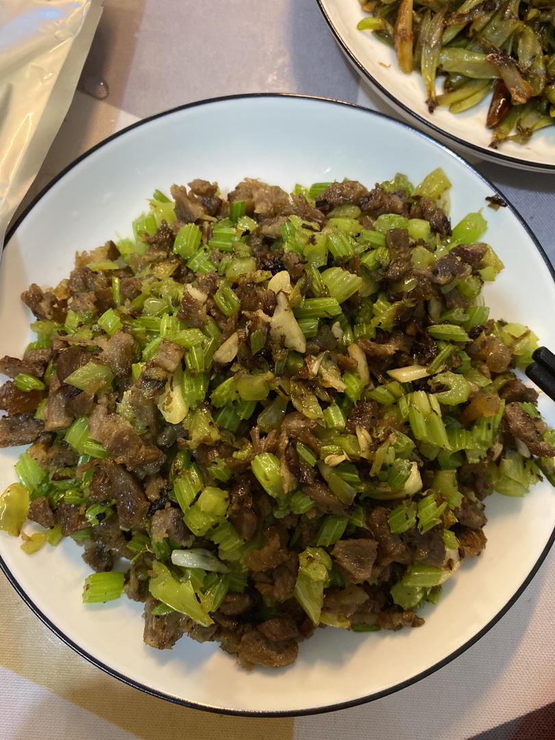 米饭杀手｜芹菜粒炒牛肉末