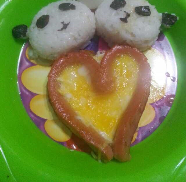 心形香肠荷包蛋