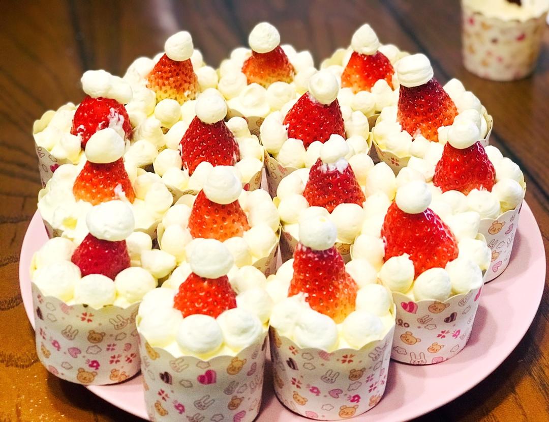 圣诞帽子纸杯蛋糕