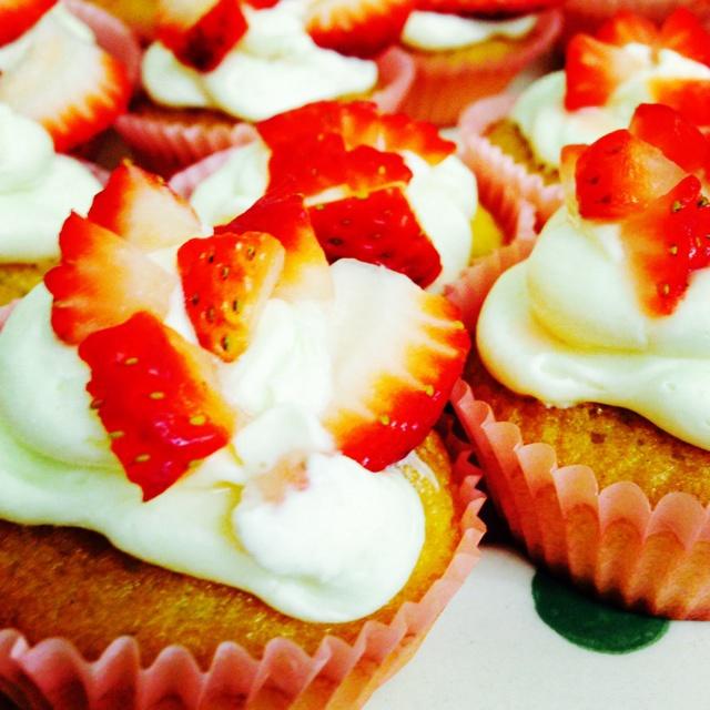 草莓奶油杯子蛋糕（12个）的做法