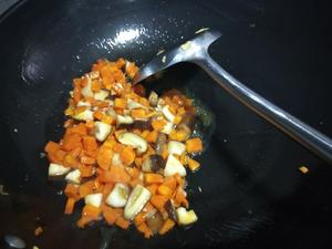 红萝卜鸡蛋炒饭的做法 步骤3