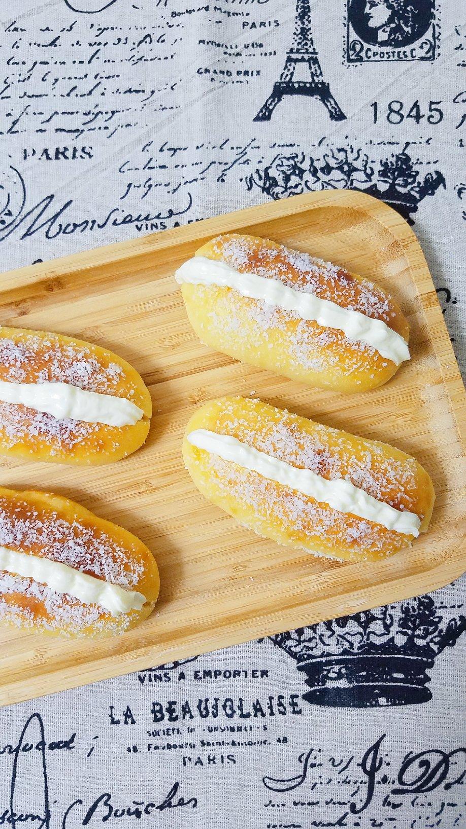 wyyapl做的儿时去面包房必买的椰丝奶油包