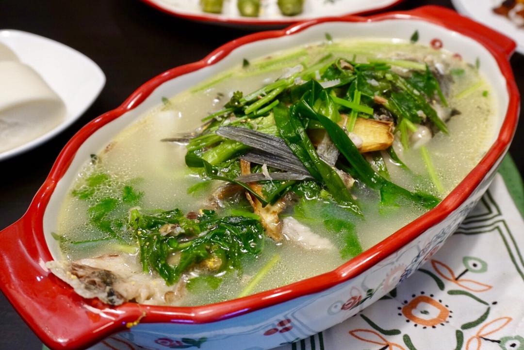 清炖鲫鱼汤 三个关键步骤让你轻松炖出汤浓味鲜色白似奶的鲫鱼汤