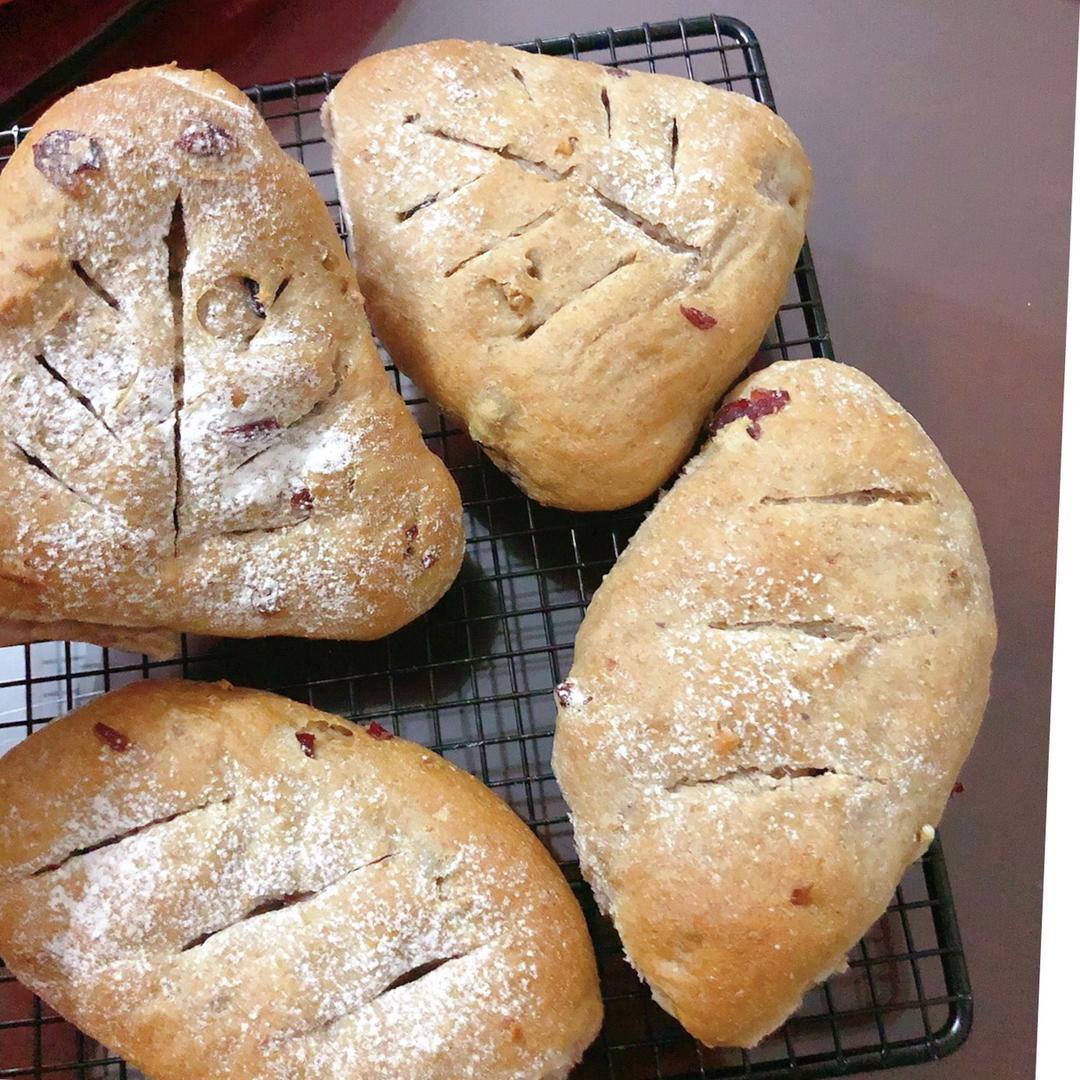 全麦蔓越莓核桃软欧包