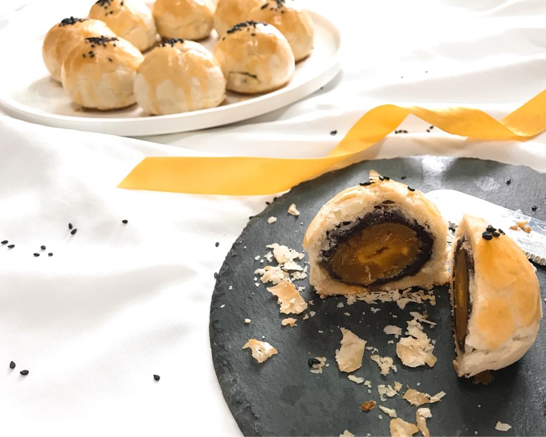 酥到掉渣的蛋黄酥的做法