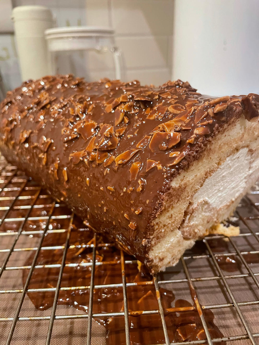 🍫梦龙蛋糕卷. 巧克力脆皮蛋糕卷 by pink-rabbit