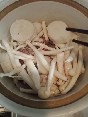 萝卜海鲜菇油面筋牛肉末汤的做法 步骤4