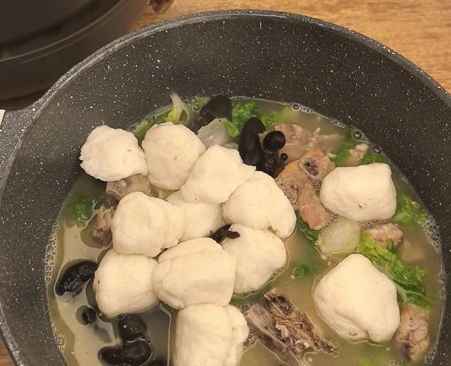 排骨鱼丸煲的做法