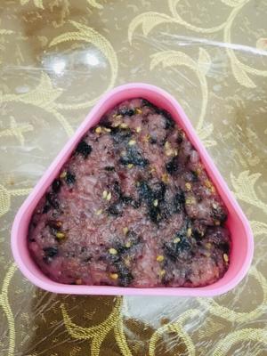 海苔红米饭团的做法 步骤7