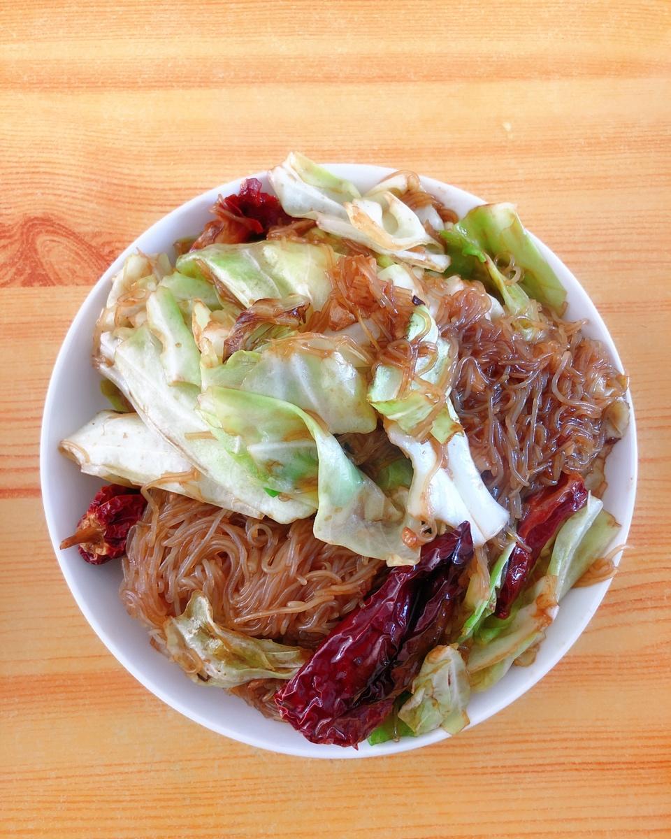 看似普通却超级下饭的圆白菜炒粉丝