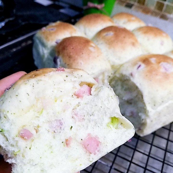 西蓝花洋葱火腿餐包