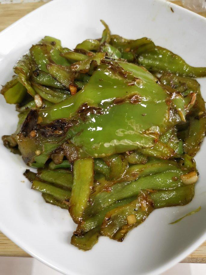 厨师长教你：“虎皮青椒”的家常做法，不放油柴火慢煎，很开胃