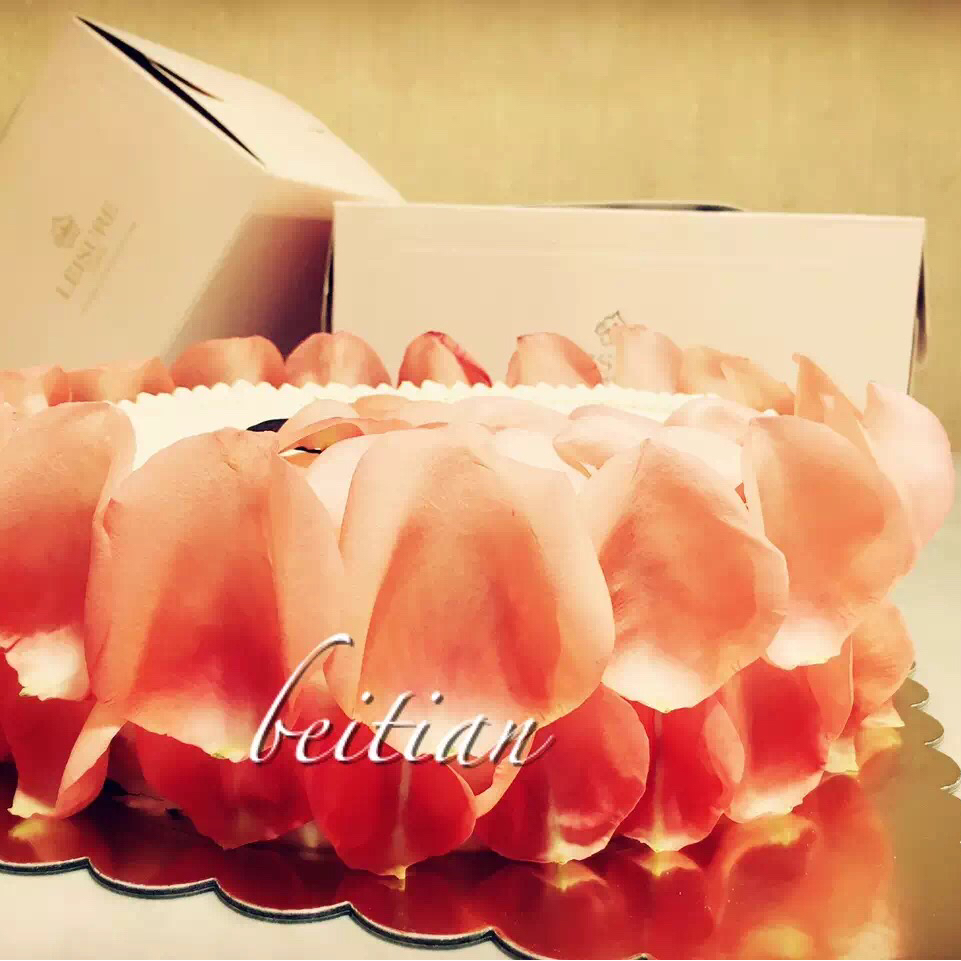玫瑰花瓣生日蛋糕
