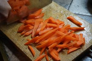 胡萝卜荷兰豆炒榆木耳的做法 步骤4