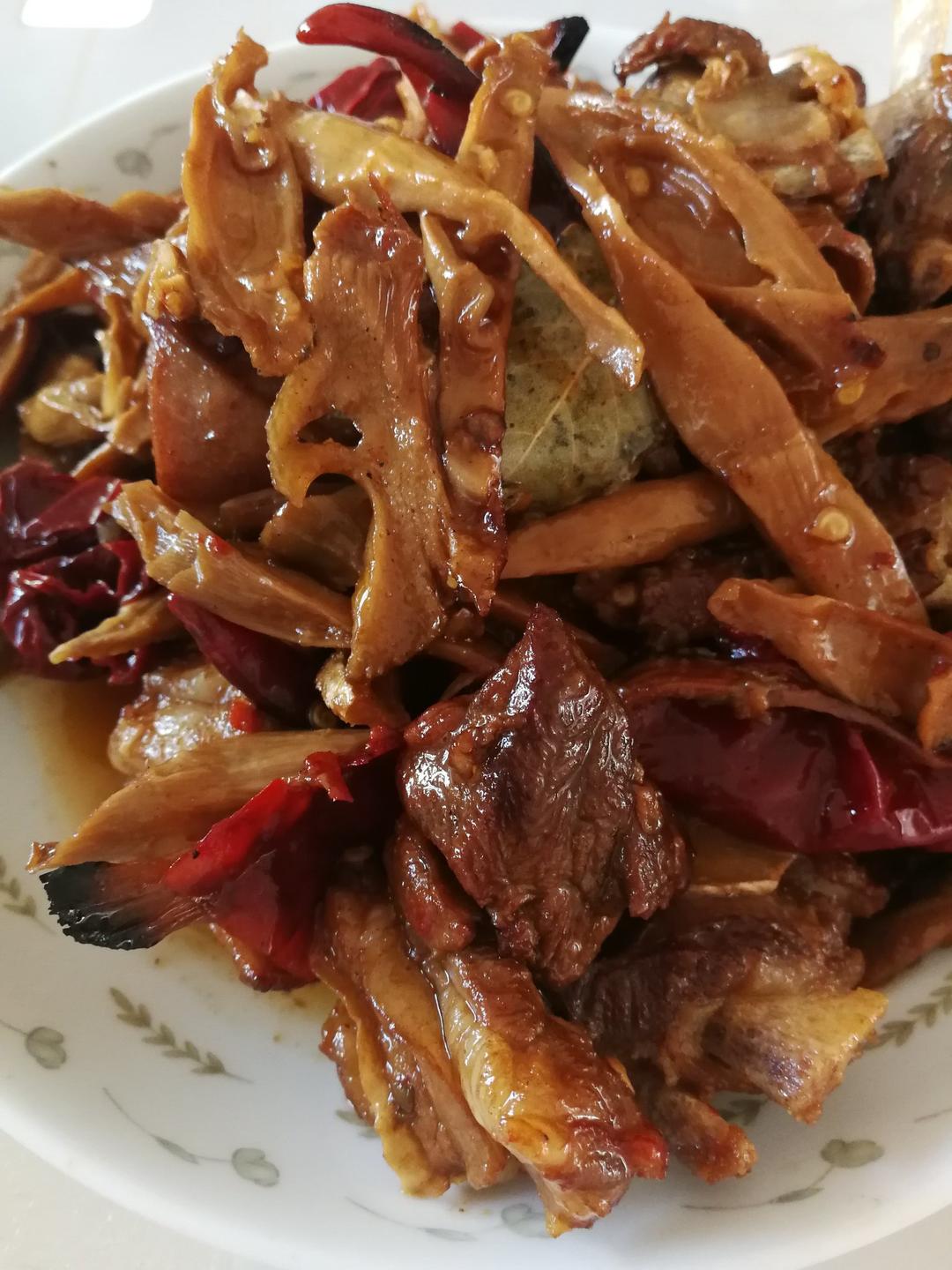 菠萝的妈妈做的笋干烧肉