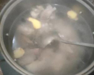 草菇排骨汤的做法 步骤3