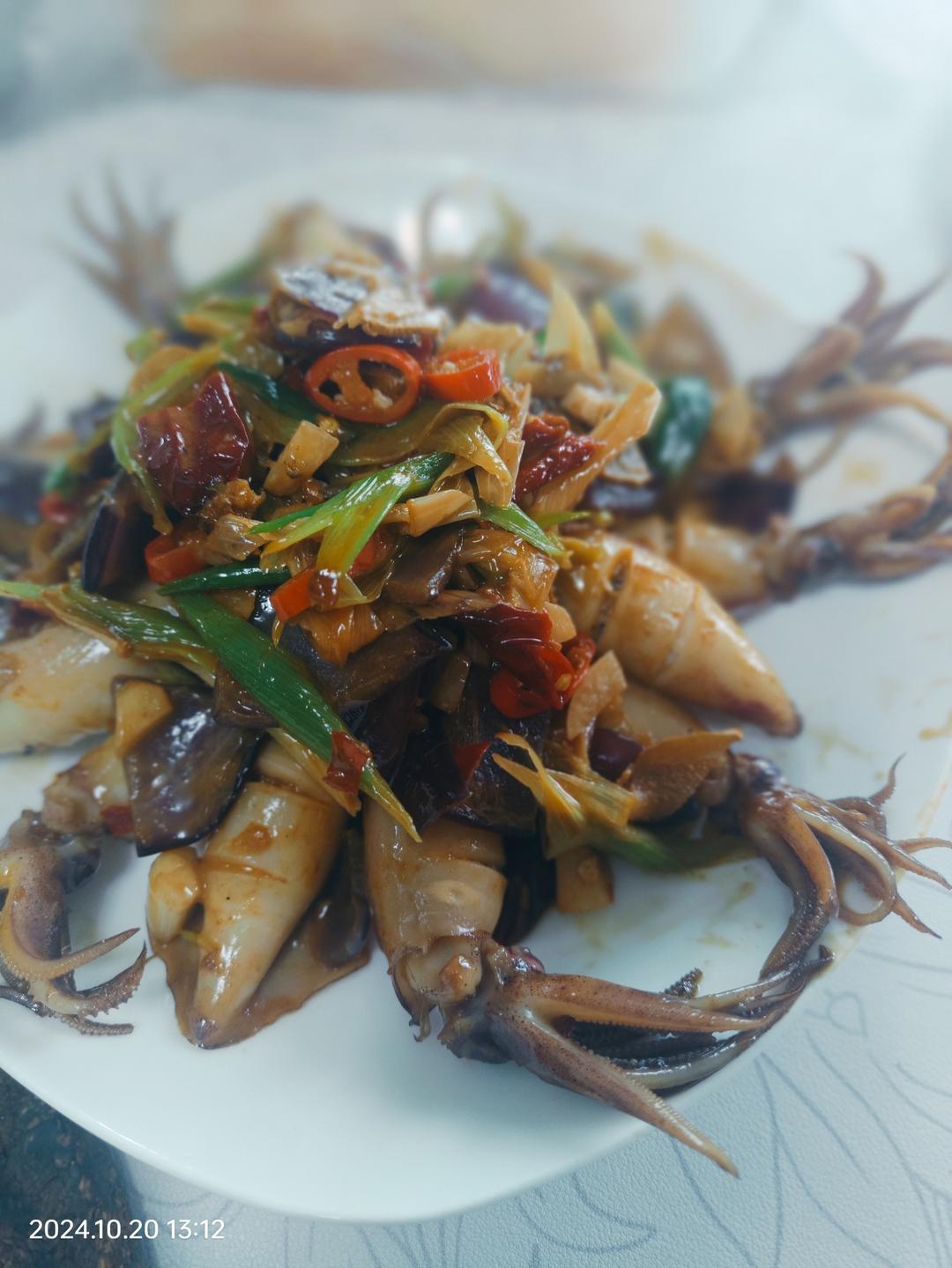 鲜美的酱油焖笔管鱿鱼