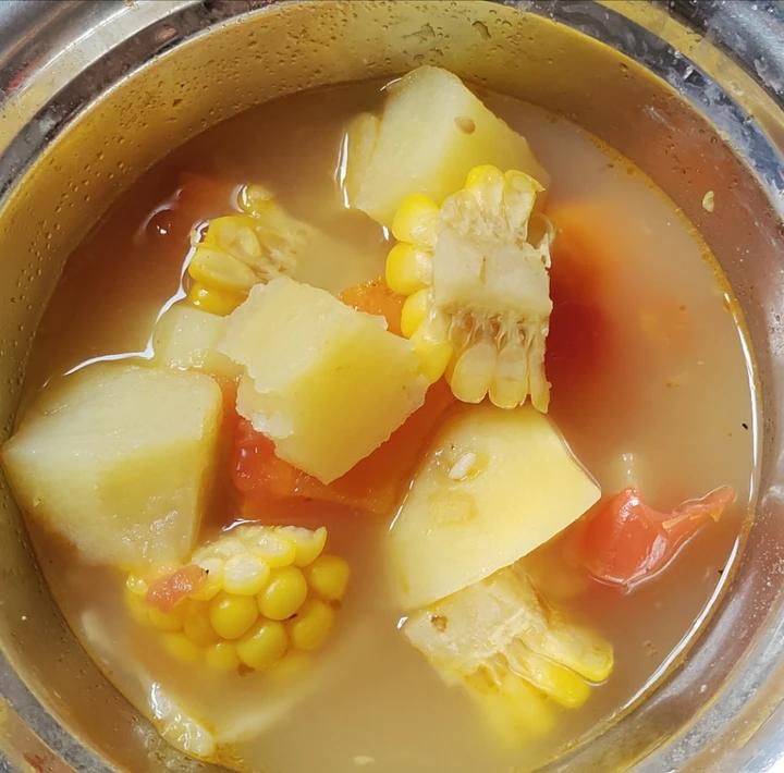 土豆胡萝卜玉米养生汤