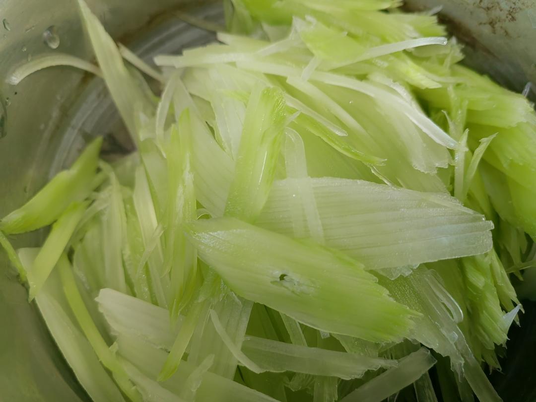葱油莴笋丝的做法 步骤1