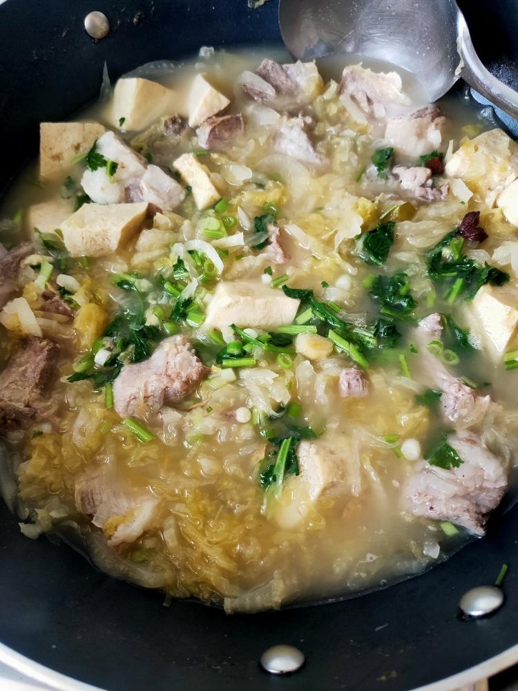 香而不腻酸菜炖排骨的做法