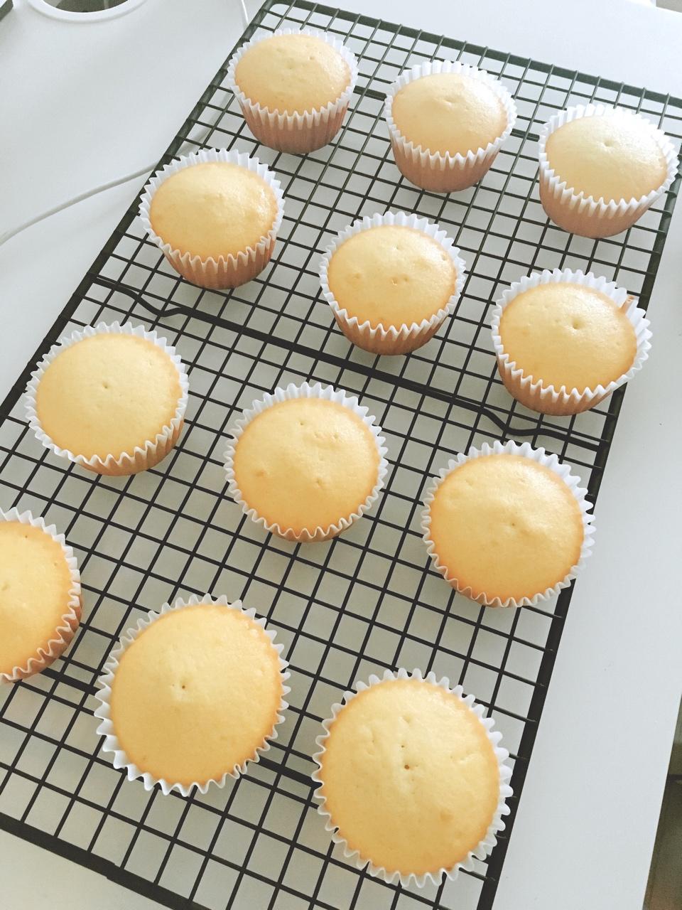 原味海绵纸杯蛋糕（非常适合裱花、盖糖皮的cupcake方子）