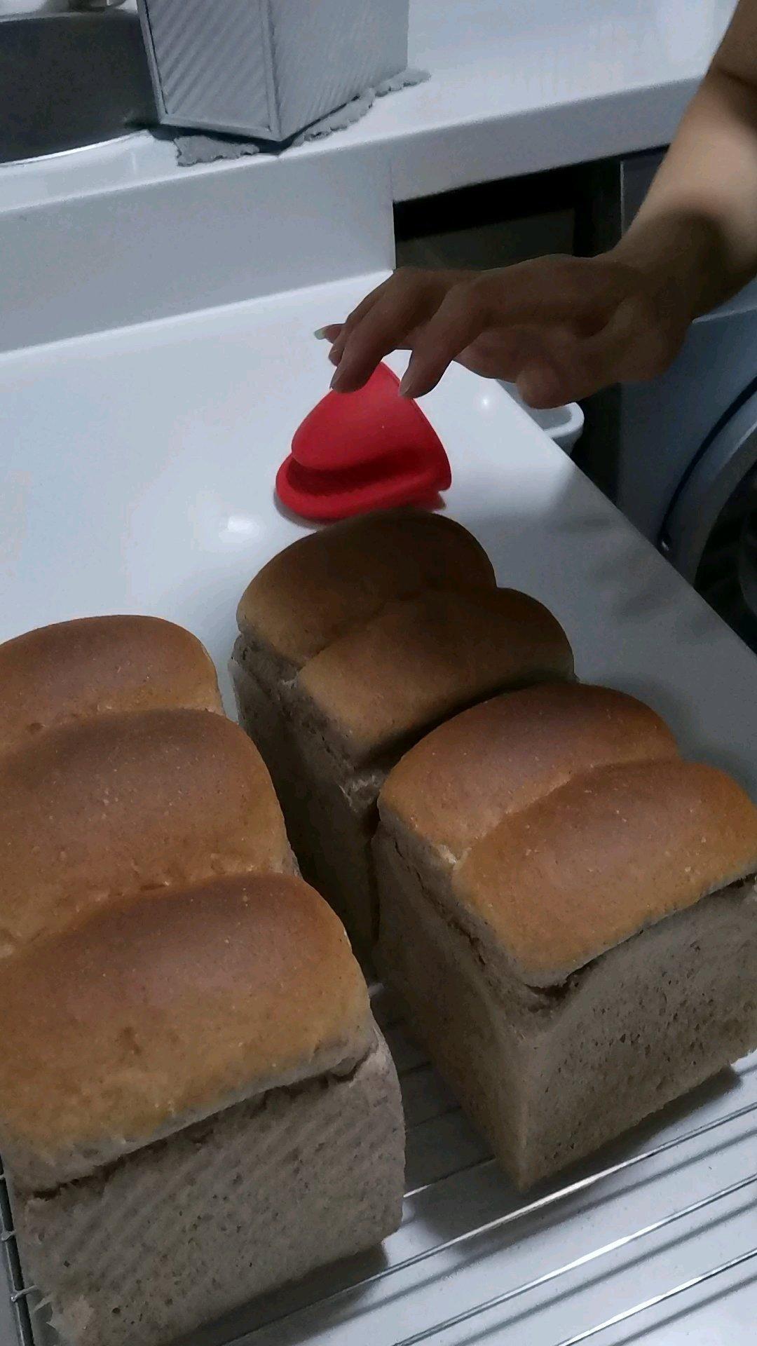 黑全麦波兰种吐司，这么柔软简直怀疑你是个假全麦！