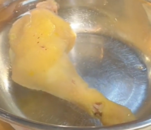 姜葱捞鸡的做法 步骤2