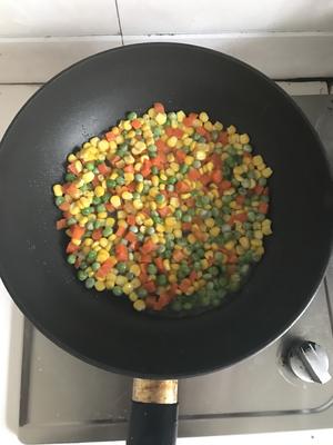 玉米胡萝卜青豆的做法 步骤3
