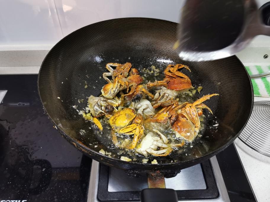 新鲜肥美的香辣大闸蟹的做法 步骤2