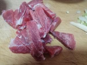 牛肉土豆豆角炖粉条的做法 步骤2